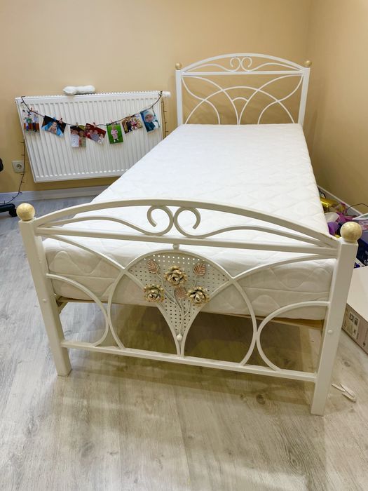 Коване ліжко (ручна робота) для дівчинки