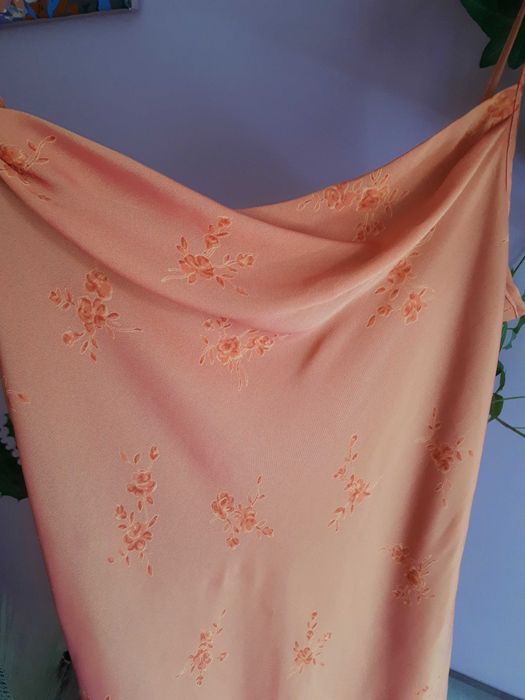Elegancka asymetryczna sukienka midi w kwiaty z lejącym dekoltem