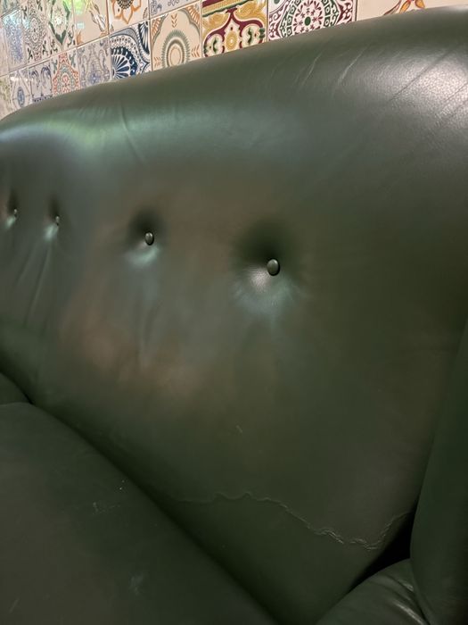 Sofá clássico 2 lugares em pele verde – madeira maciça – 230€