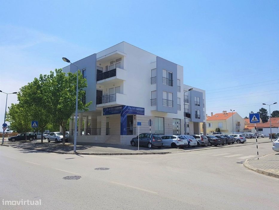 Apartamento T3 Semi-Novo! Com Varanda e Arrecadação individual