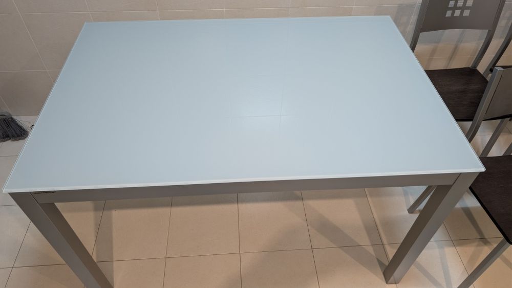 Mesa de cozinha ou escritório com tampo em vidro