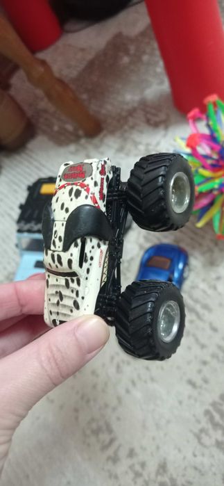 Машинки іграшки для хлопчиків.