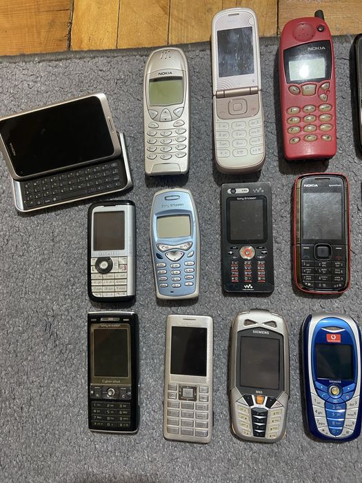 Лот мобильних телефонів