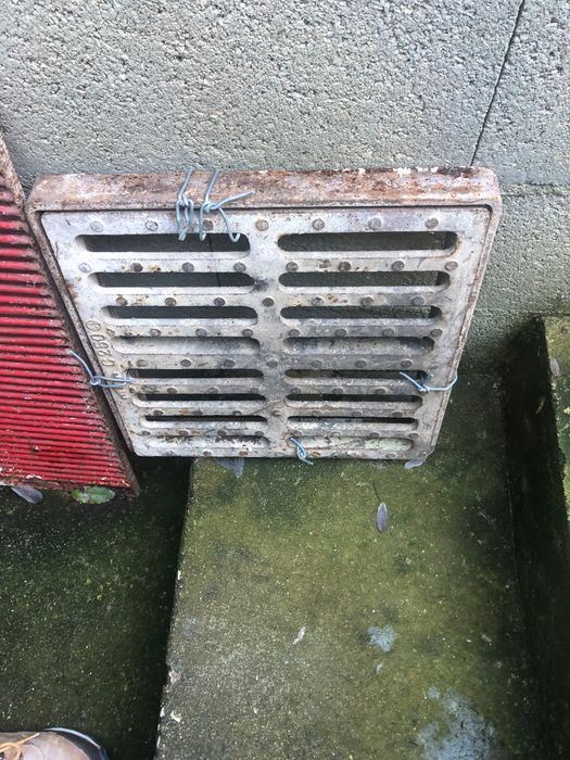 Tampa em ferro como nova