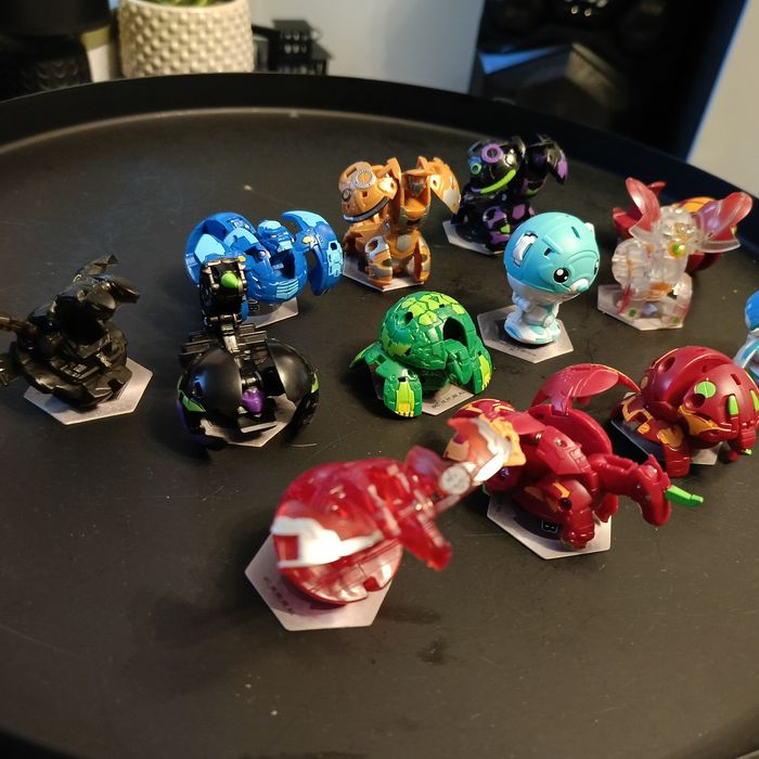 Figurki Bakugan  i zetony