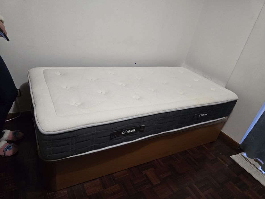 Vendo sumiê de solteiro em ótimo estado com colchão incluído.