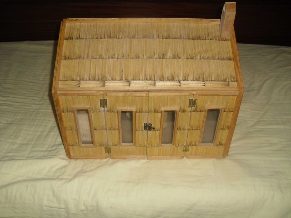 casa em paus de fosforo com mobiliário