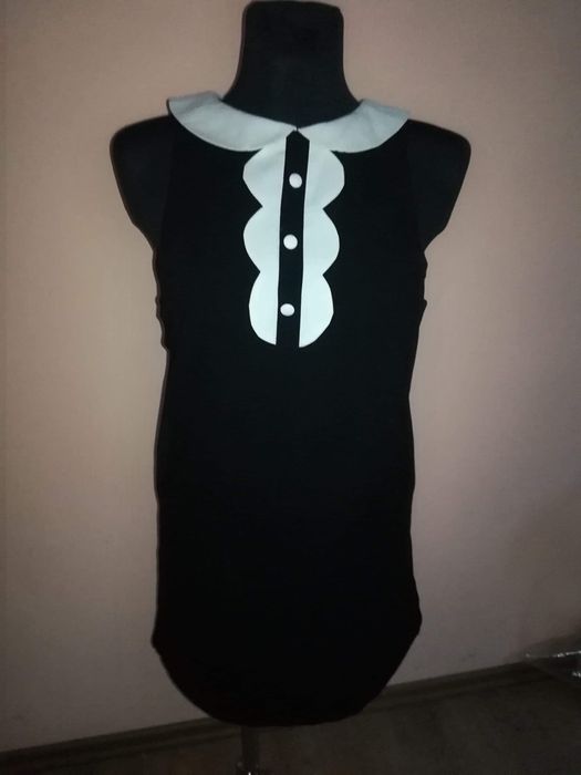 Elegancka sukienka z kolnierzykiem