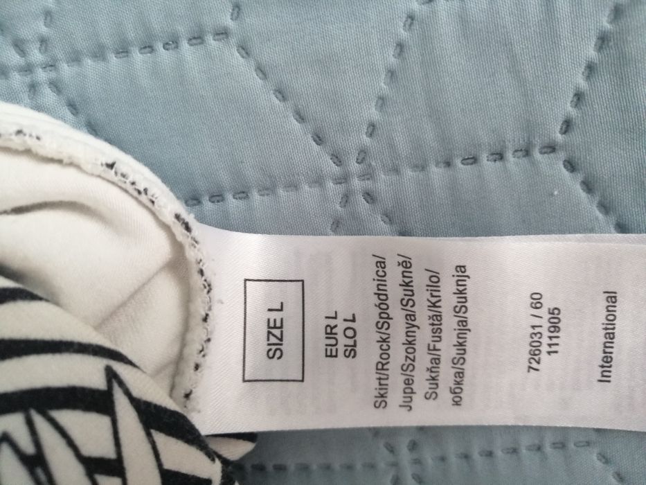 Spódnica ołówkowa przed kolano w biało czarne liście Orsey
