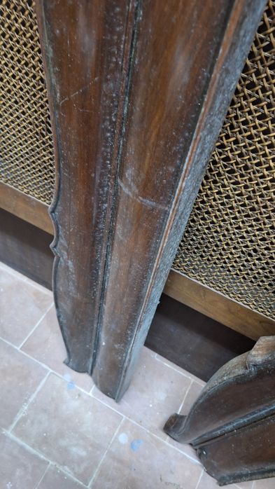 Linda cama antiga com cabeceira em palhinha