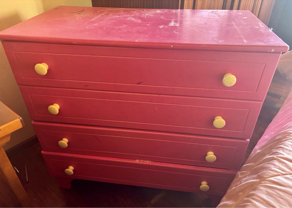 Comoda rosa com puxadores em ceramica