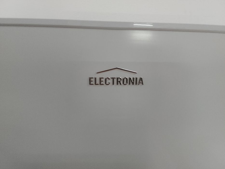 Arca Congeladora Vertical ELECTRONIA (Excelente Estado)