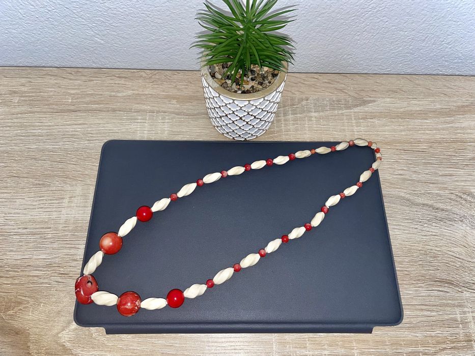 Colar de coral e material nobre