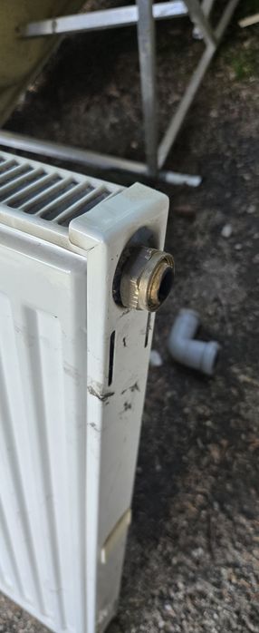 Grzejnik, kaloryfer stalowy z termostatem 90/60/5 cm oraz 80/60/9 cm.