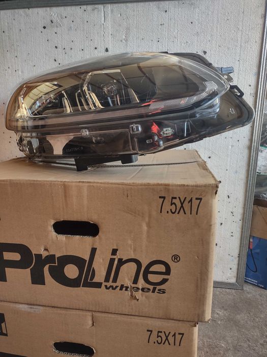 Sprzedam lampe przednia prawa do Ford Kuga