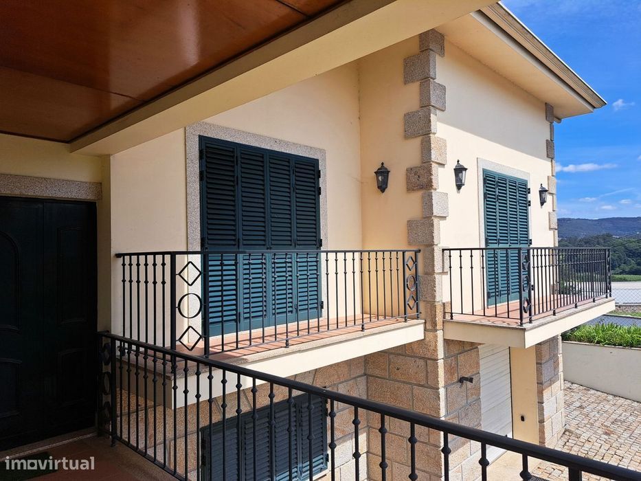 Casa Térrea T4 com Terreno de 2.302 m²