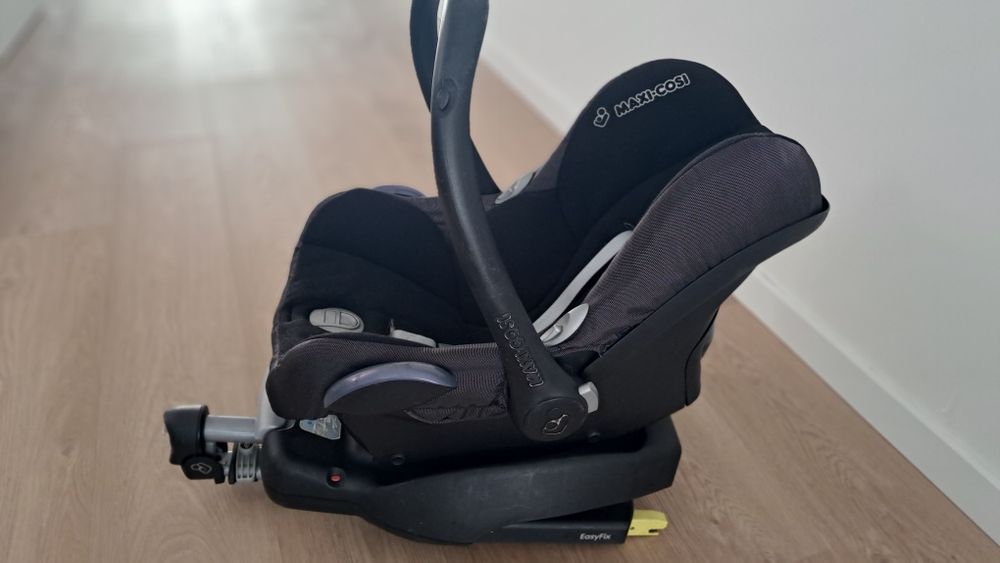 Cadeira auto Maxi-Cosi CabrioFix com  base IsoFix