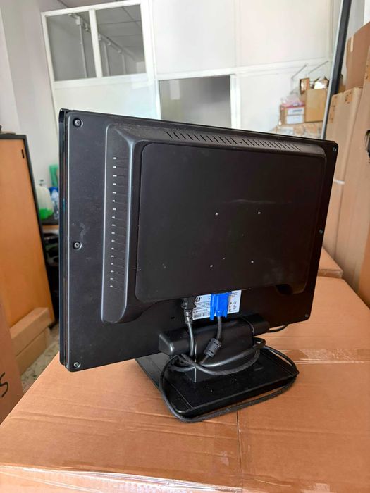 Monitor NU com cabos