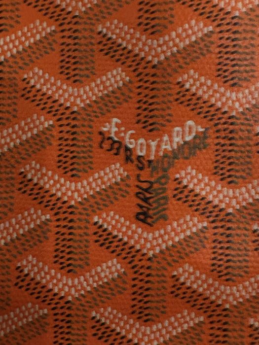 Mala em tela cor de laranja