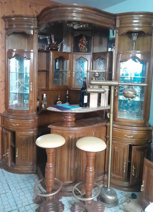 Bar de sala mais Estante parte cima portas de vidro.