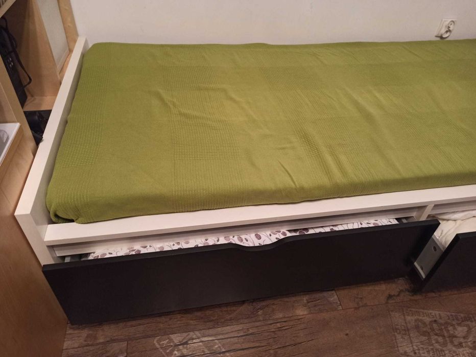 Młodzieżowe łóżko z pojemnikami i materacem, IKEA 1 osobowe. Stan bdb.