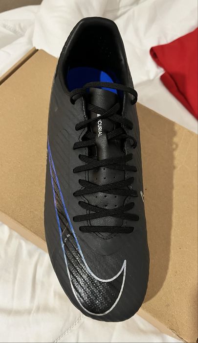 Chuteiras com brinde de uma tshirt e caneleiras