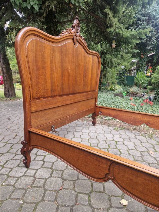 Piękna dębowa rama łóżka