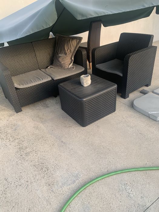 Conjunto de mesa cadeira e sofa de jardim