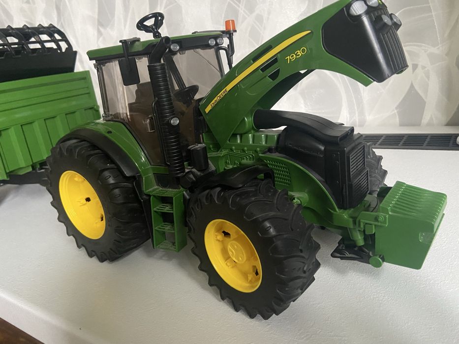 Продам  трактор Bruder John Deere 7930