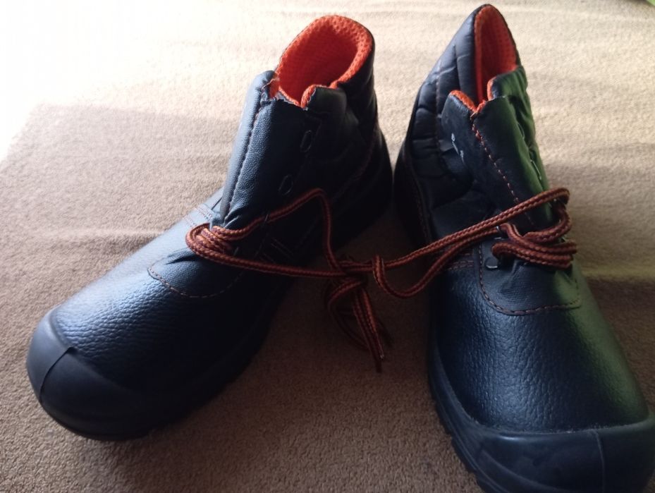 Нове чоловіче взуття