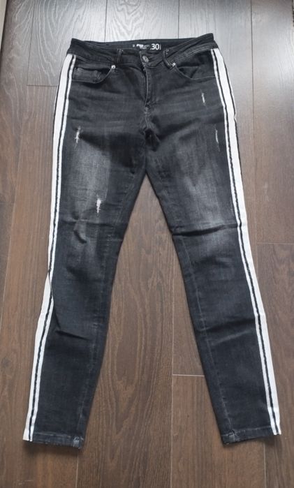 Czarne dżinsy skinny lampasy