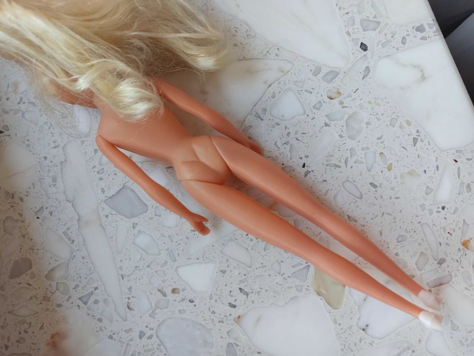 Lalka Barbie (w białych szpilkach)