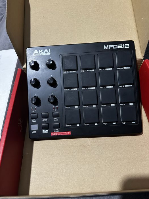 AKAI MPD218 – Controlador MIDI