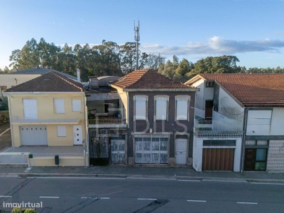 Prédio com 460m2 e amplo terreno, em Milheiros, Maia
