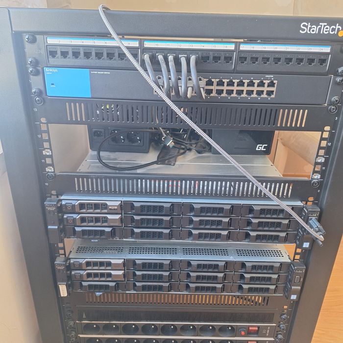 Rack para servidores Startech 4POSTRACK15U
