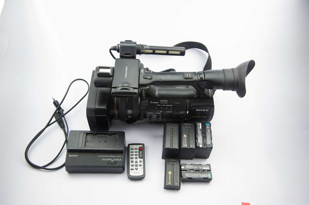 Професійна камера Sony HXR-NX5E