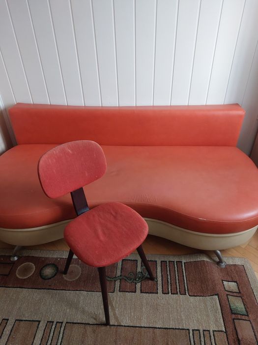 Pomarańczowa kanapa stylizowana na 60's