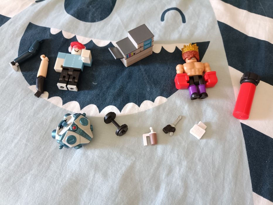 Bonecos Roblox e acessórios