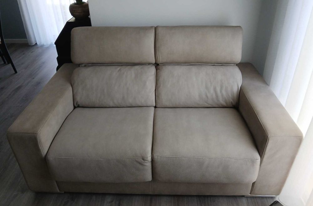 Sofá 2 lugares, beige extensível, estofo lavável