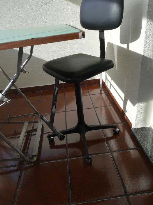 Estirador antigo estrutura em ferro e mesa em madeira