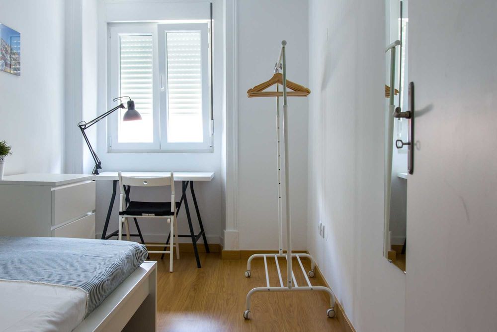 Quarto de solteiro para arrendar - Entrecampos
