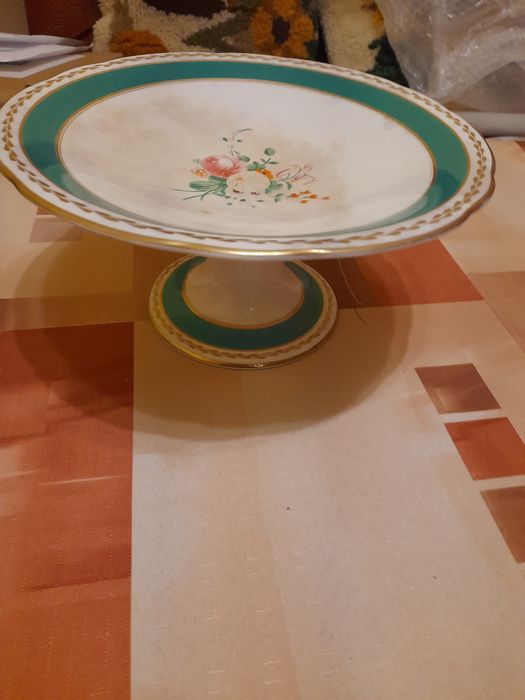 Ceramiczna patera ładna stojąca na nóżce