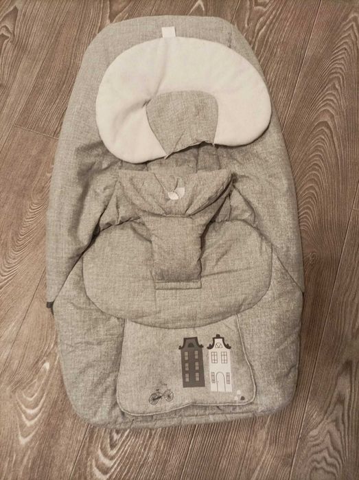 Вкладыш в кресло качалку укачивающий центр Joie