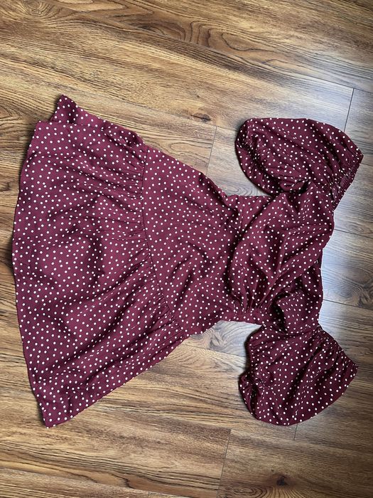 Сукня бордового кольору у горошок