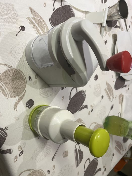 Dois acessorios de picar cebolas e alhos