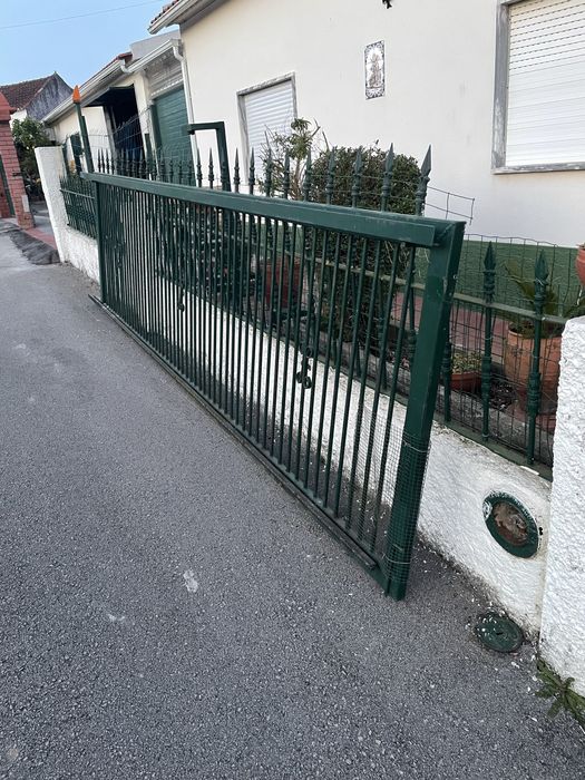 Dois portoes em bom estado