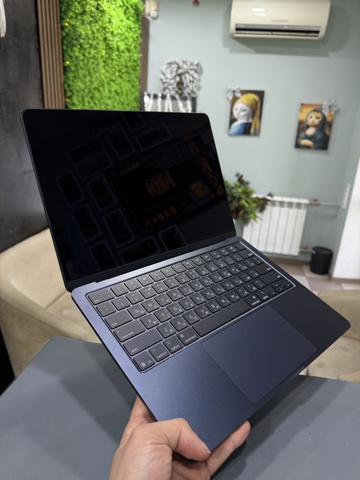 MacBook Air 13, M4, Black, 16/256, 2025, как новый (14 циклов) полный комплект