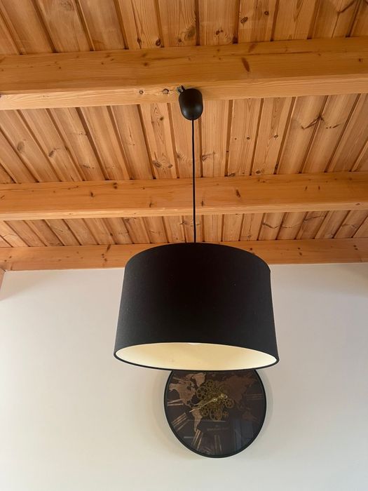 2 czarne wiszące lampy
