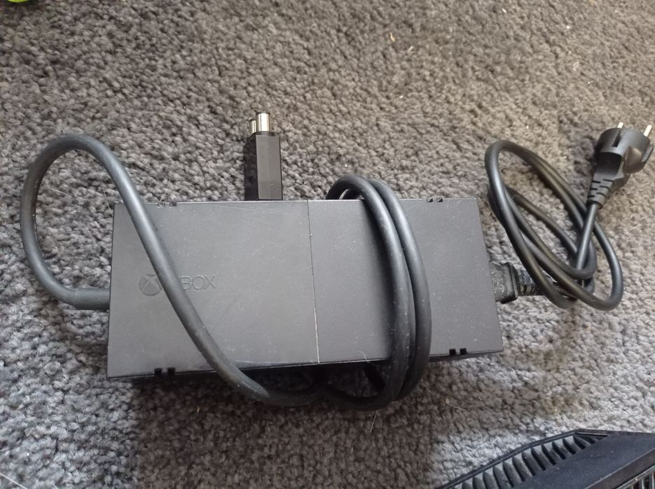 Xbox One + 2 jogos + 2 comandos