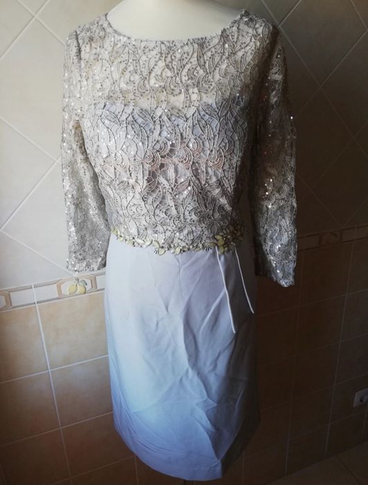 Vestido de cerimónia curto, em cinza prata